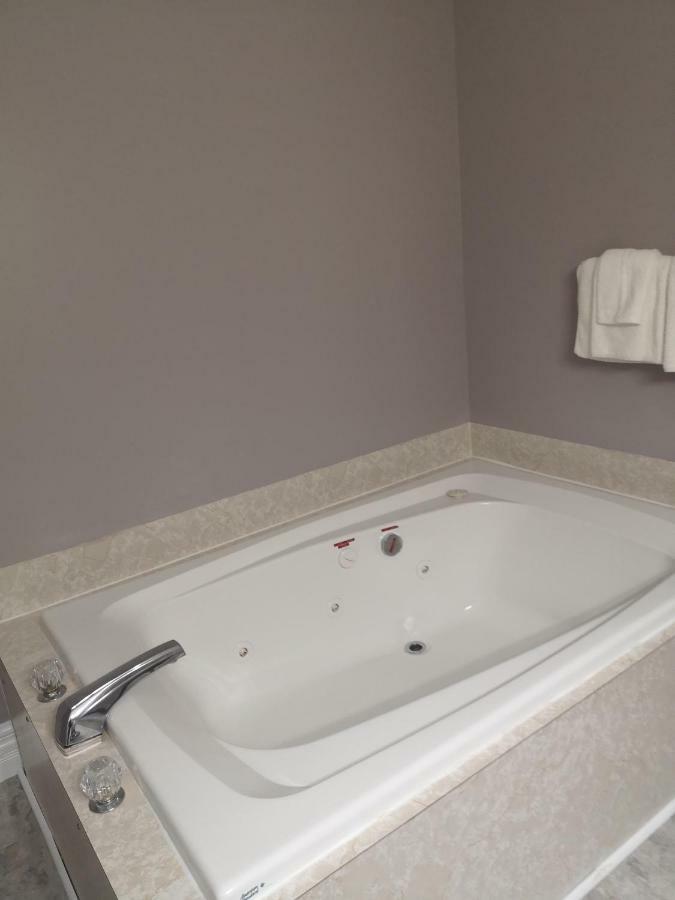 Seaport Inn Port Union Екстериор снимка